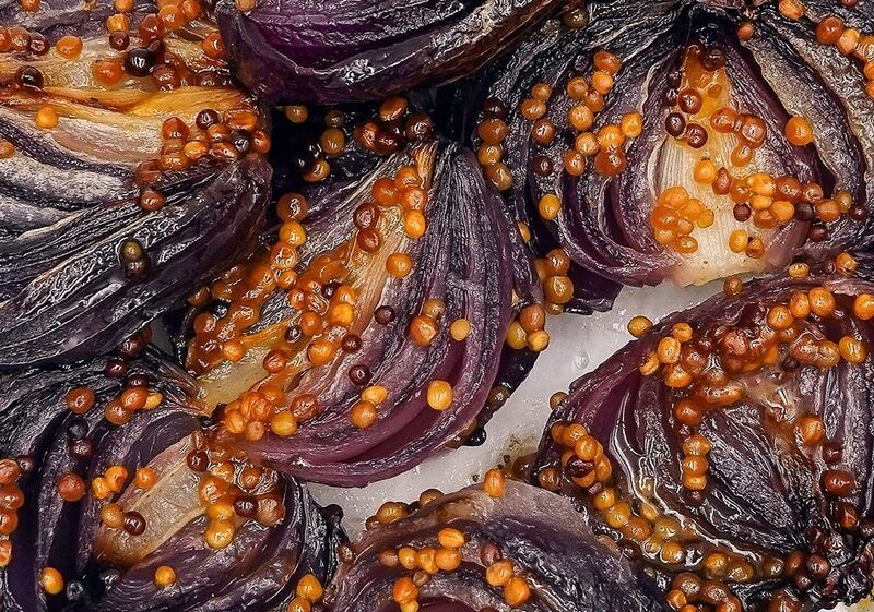 Запеченный красный лук с мёдом и зерновой горчицей фото превью