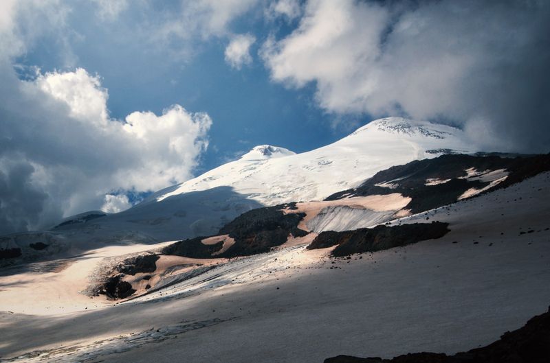 кавказ, горы, эльбрус, россия Эльбрус показался из-за облаков фото превью