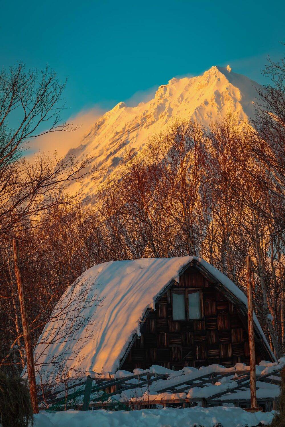 дом; строение; хижина; дача; вечер; лес; вулкан; закат; камчатка; зима; окно; корякский вулкан, Уткин Дмитрий