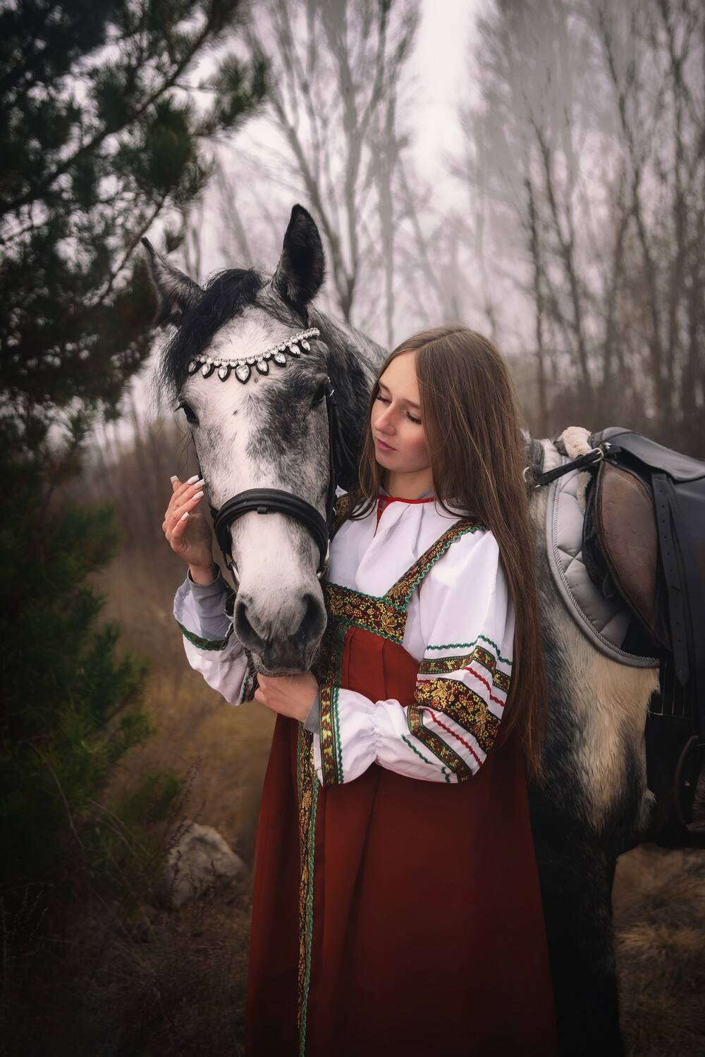 девушка в народном костюме, лошадь, Наталья Максимова