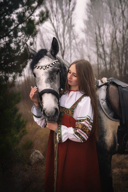 девушка в народном костюме, лошадь Былины фото превью