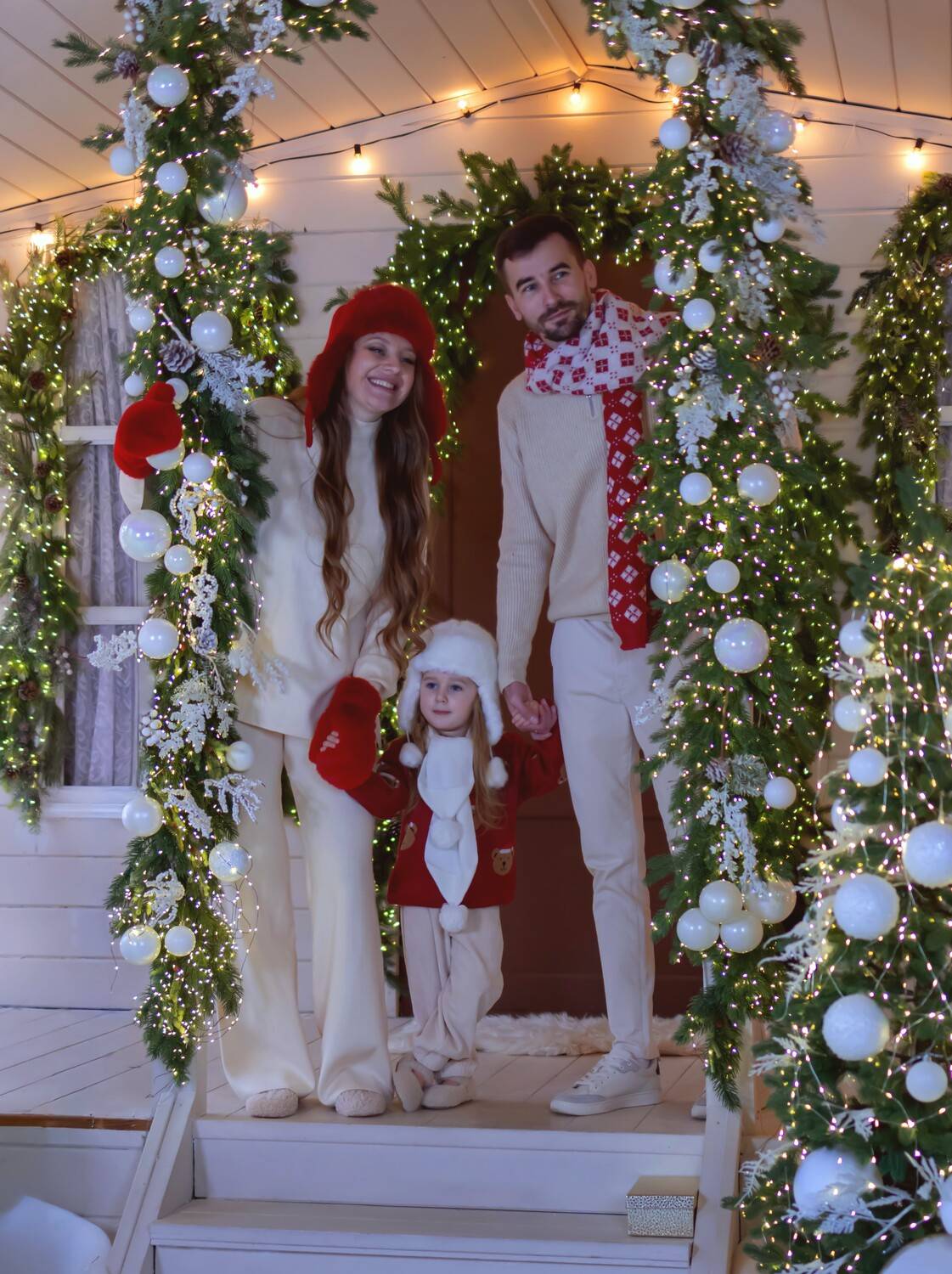 Семья, папа, мама, дочь, Новый год, красная шапка, шарф, варежки, огни, декорация, Герцен Наталья