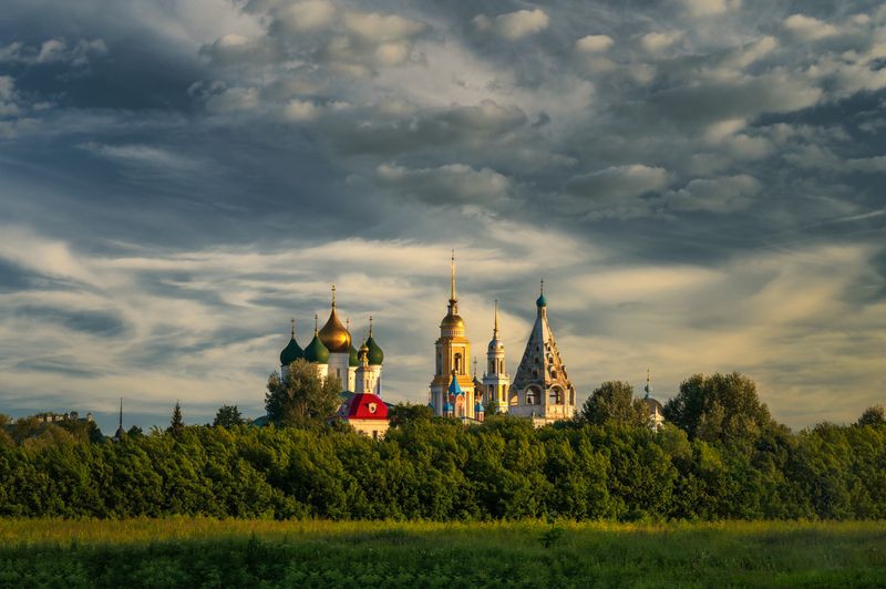 россия, коломна, лето, московская область, храм, церковь, православие, вечер, небо, колокольня, кремль Летний вечер, купола и облака фото превью