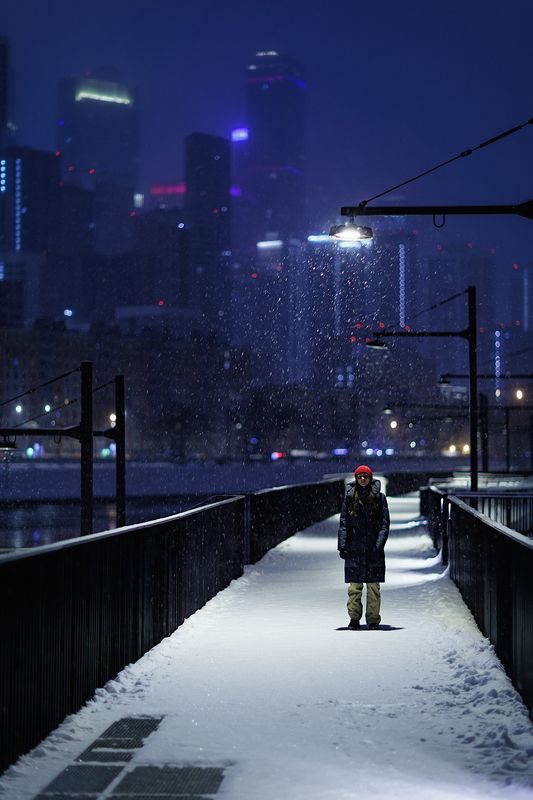 Москва, набережная, ночь, человек Ночь. Улица. Фонарь. Аптеки нет. фото превью