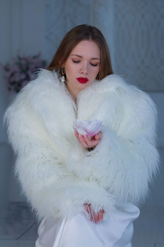 Красивая девушка, гламур, студия, цветок, белый цвет Нежность фото превью