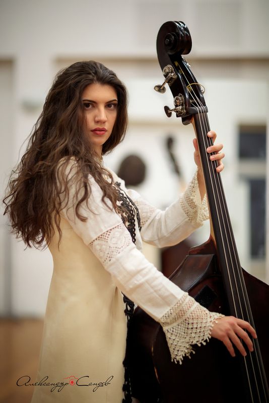 Девушка с контрабасом фото превью
