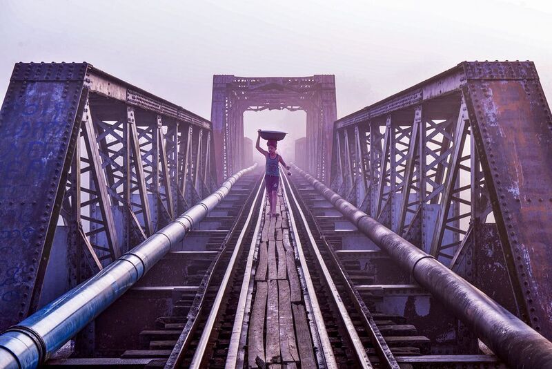 #lifeonthebridge, #humanstory, #everydaylife, #visualstorytelling, #streetphotography, #documentaryphotography, #peopleoftheworld, #dailylife The journey home on the bridge фото превью