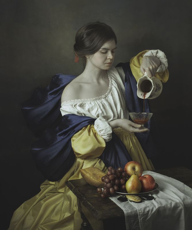 Девушка с вином фото превью