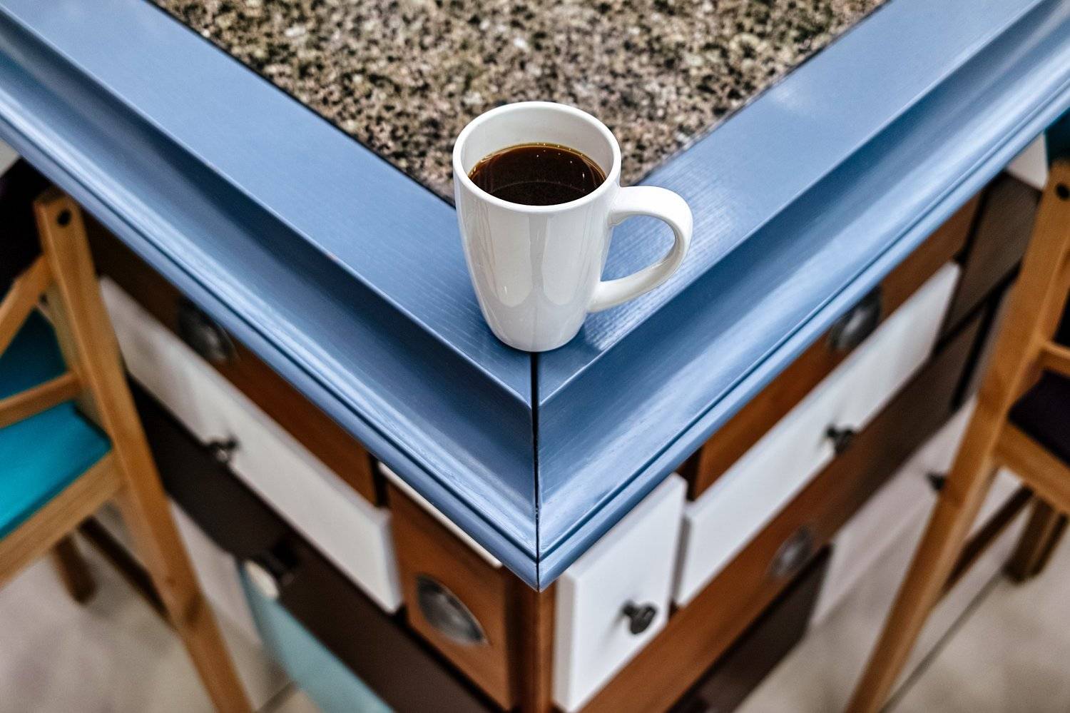 #coffee, #cafe, #komod, #cup, #table, #angle, #geometry, #white, #black, #blue, #symmetry, #50mm, #bokeh, #foveon, #sigma, #dp2, #arrow, #city, #hdr, #center, #drink, #bar, #shop, #stilllife, #кофе, #кафе, #комод, #город, #mirror, #chest, Денис Ганенко