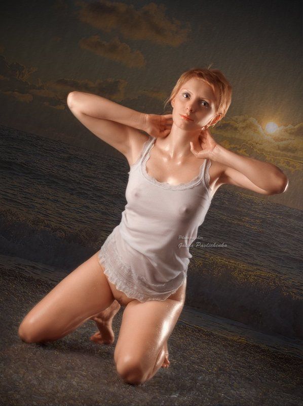 берег моря, девушка, закат, мокрое тело, море, ню, обнажённое тело, эротика Девушка и море фото превью