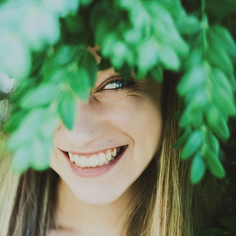 девушка, улыбка, зелень, веселая, квадрат Sunmaker фото превью