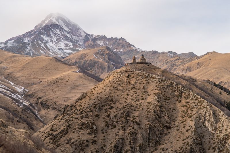 Грузия, Казбеги, Степанцминда, Троицкая церковь в Гергети, Gergeti Trinity Church, Гора Казбек,  Январский пейзаж Грузии фото превью