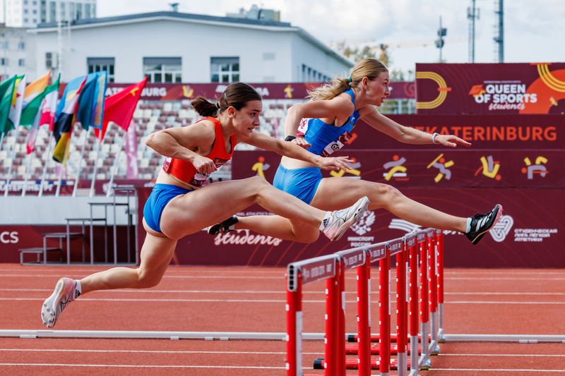 легкая атлетика, бег, бег с препятствиями, спорт Бег с барьерами фото превью