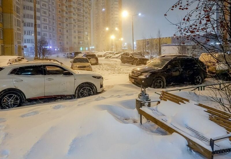 Двор начинает заносить снегом фото превью