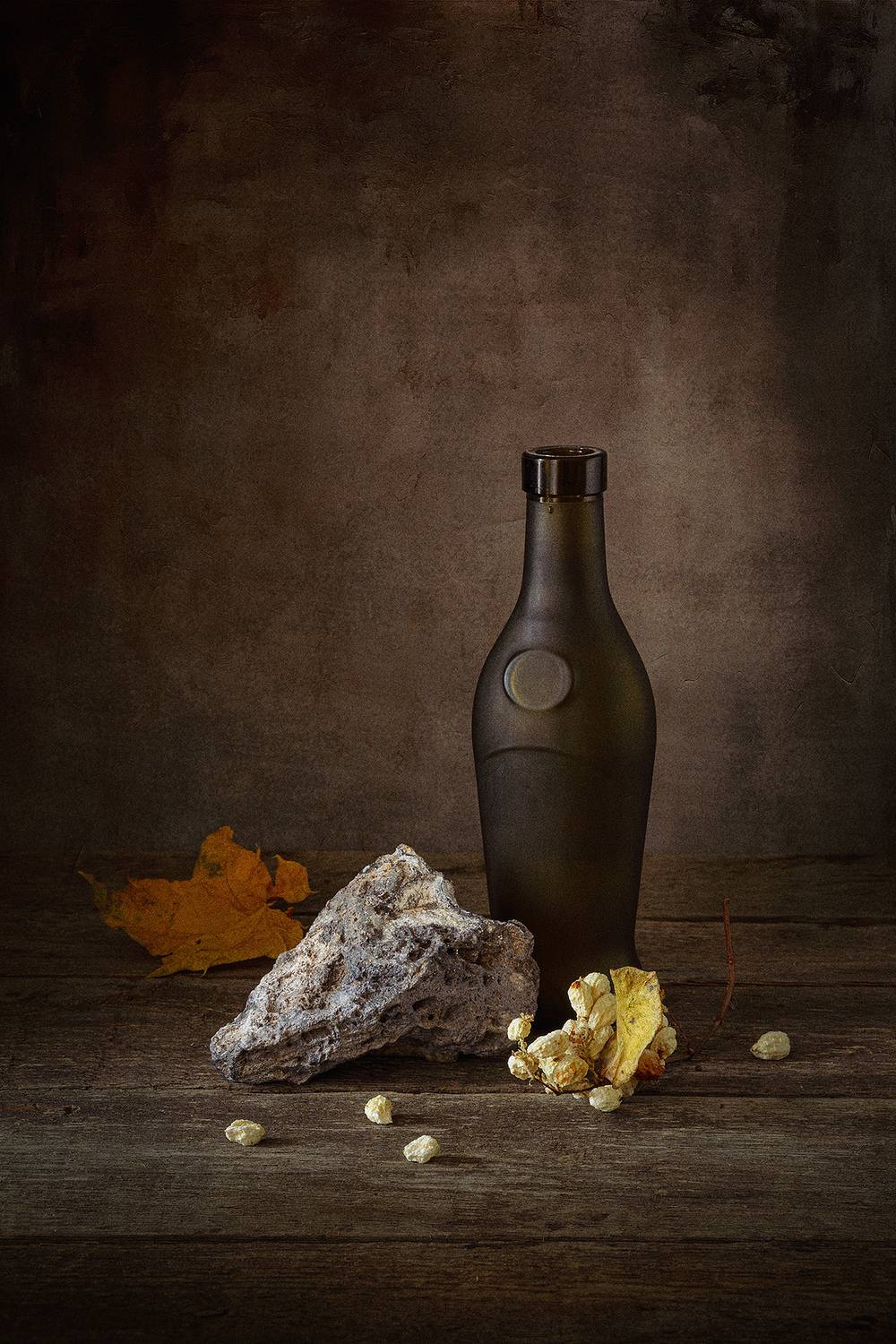 бутылка, камень, кленовый лист, ягоды, Алексей Бычков