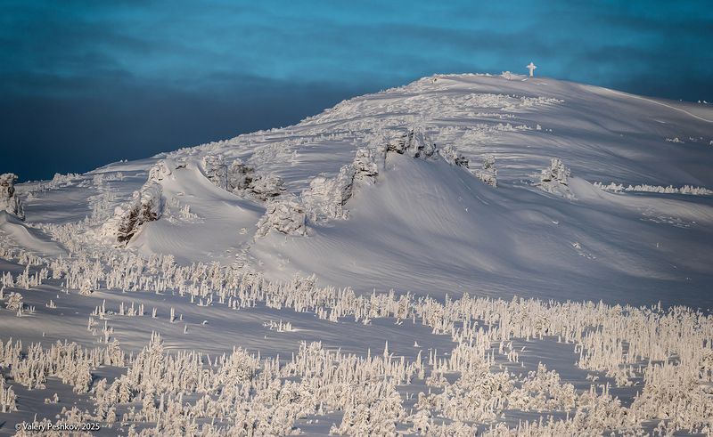 шерегеш, скалы верблюды, иней, пихты, снег, гора зелёная, гора шатёр, горная шория, смена погоды, мороз, зима, сибирь Шерегешские просторы фото превью