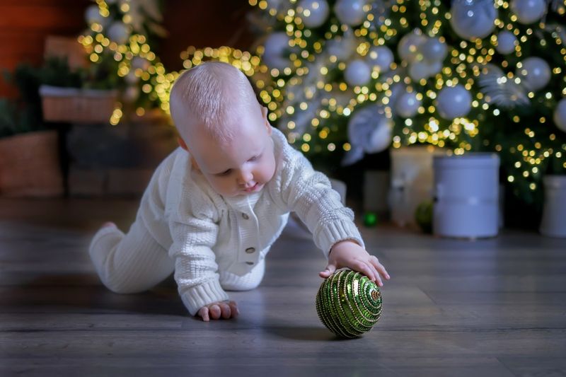 Младенец, Новый год, ёлка, шары, подарки, украшения, игра Волшебный шар Моти фото превью