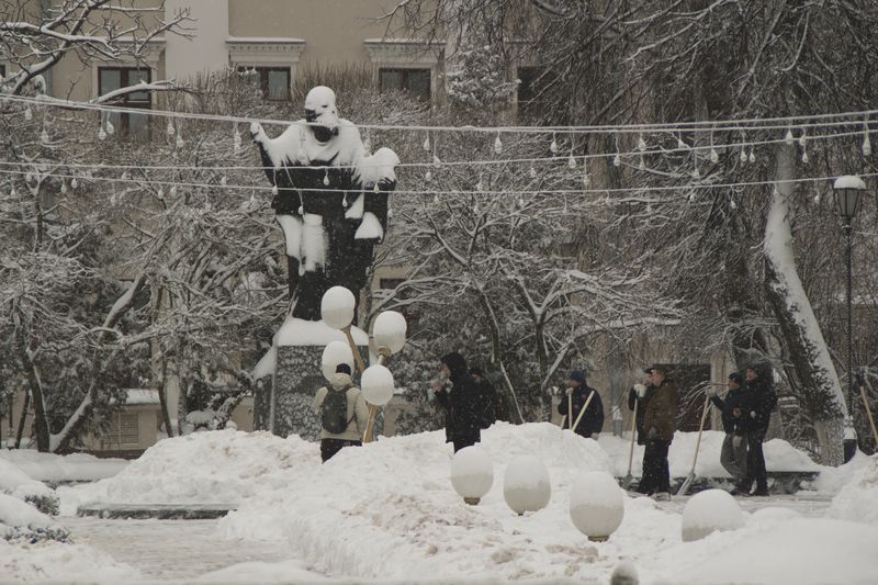 гомель, беларусь, зима, городской пейзаж, стрит, документальная фотография, памятник жизнь городских скульптур в зимний период фото превью