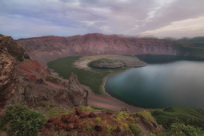 Красные скалы острова Симушир фото превью