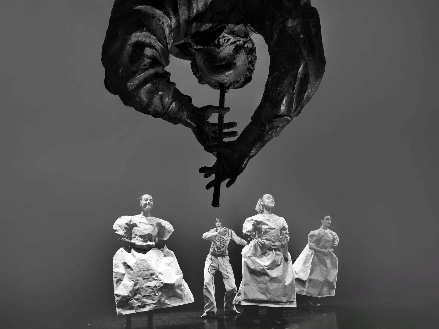 дудка, общество, танец, призрак, ритм, свет, тьма, Зорин Миша