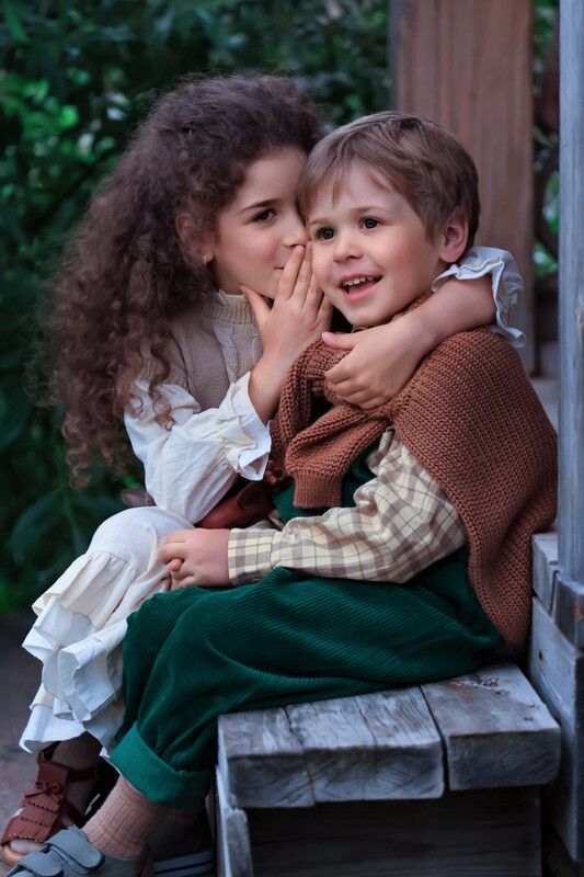 дети, деревня, лето, брат, сестра, вечер, деревянные ступени По секрету фото превью