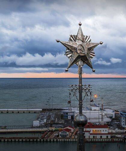 Звезда на шпиле здания морского порта Сочи после грозы.