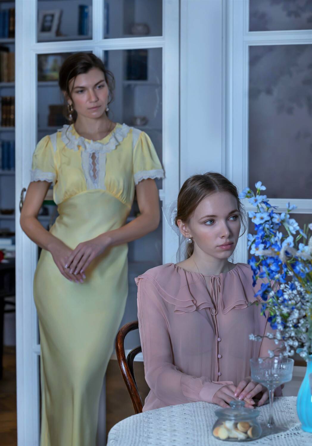 красивые девушки, студия, платья, стол, комната, Герцен Наталья