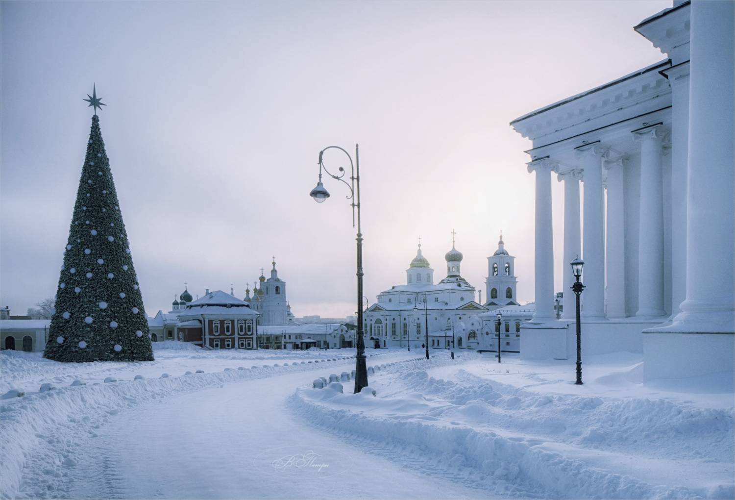 площадь ёлка храмы, Вера Петри