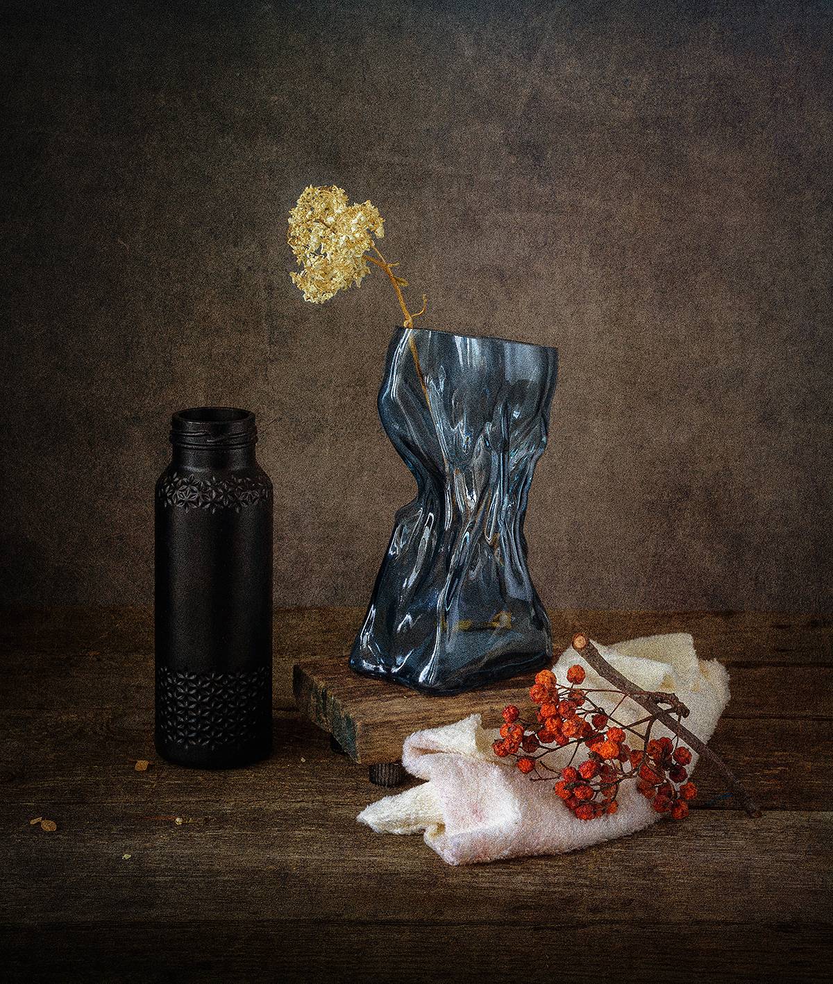 ваза, бутылочка, рябина, ягоды, салфетка, Алексей Бычков