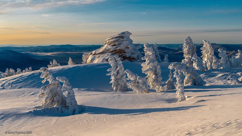 шерегеш, утро, скалы верблюды, иней, пихты, кедры, снег, гора курган, горная шория, мороз, зима, сибирь Утро на склонах горы Курган (2) фото превью