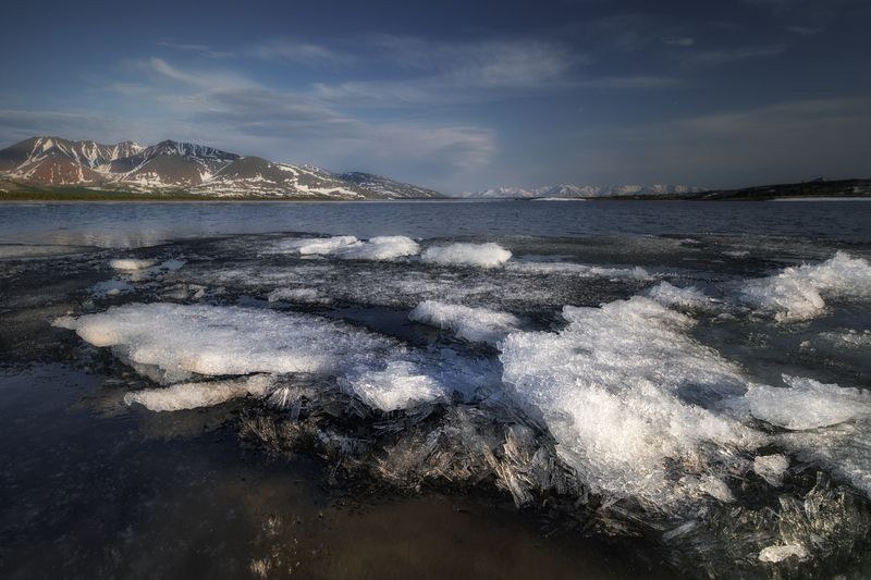 озеро_момонтай июньский_лёд колыма озеро хребет_черге магаданская_область пейзажи_колымы путешествие_по_колыме Озёрный хрусталь фото превью