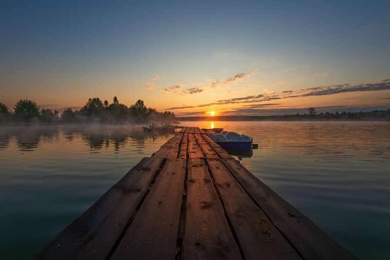 утро, рассвет, река, мостик, небо, облака, солнце, туман, лодки, отражение утро фото превью
