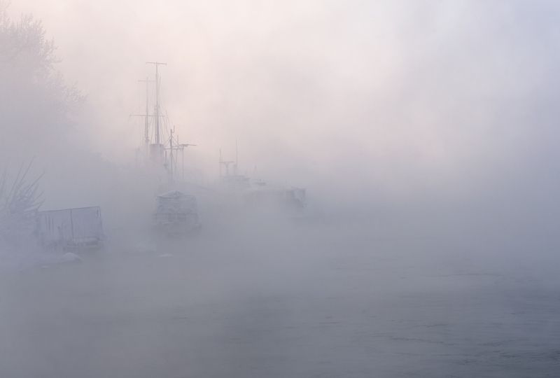 зима, мороз, сибирь, река, корабли, туман, енисей Стоянка кораблей  в тумане фото превью