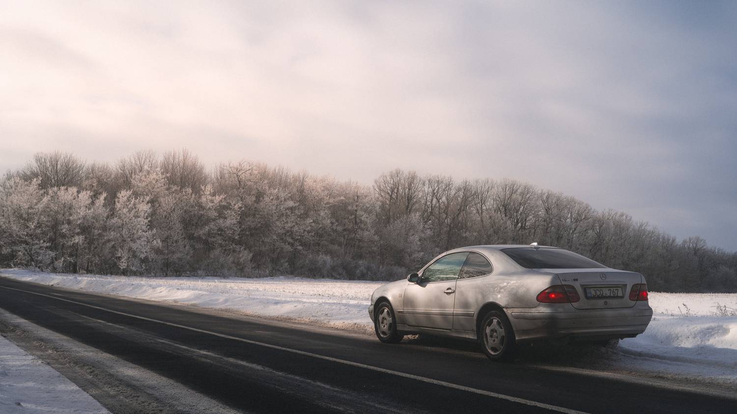 зима, дорога, автомобиль, путь, пауза, тишина, одиночество, пейзаж, минимализм, север, холод, утро, серый свет, атмосфера, пространство, покой, ожидание, движение, остановка, настроение, Сухенко Олег