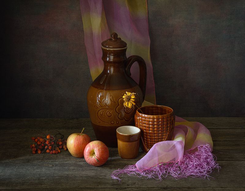 кувшин, кружка, стопка, яблоки, рябина, шарф  фото превью