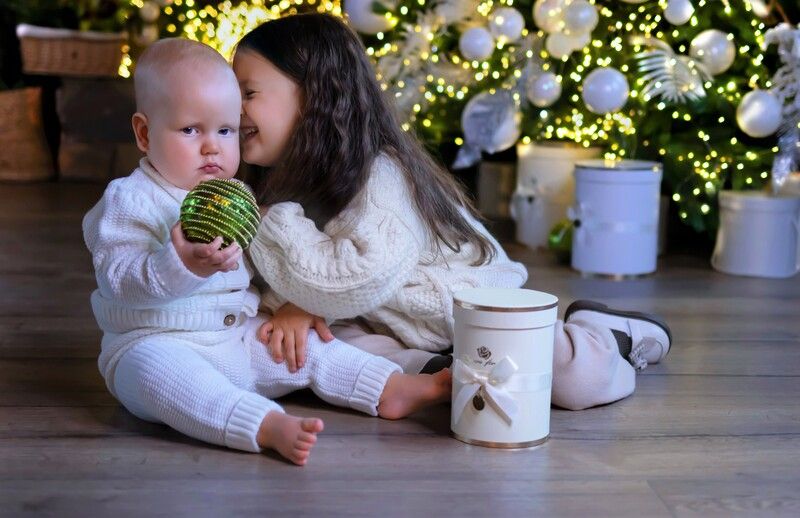 Дети, подарки, новогодняя едка, шары, игрушки, коробки, новогодние огни А знаешь, всё ещё будет. фото превью