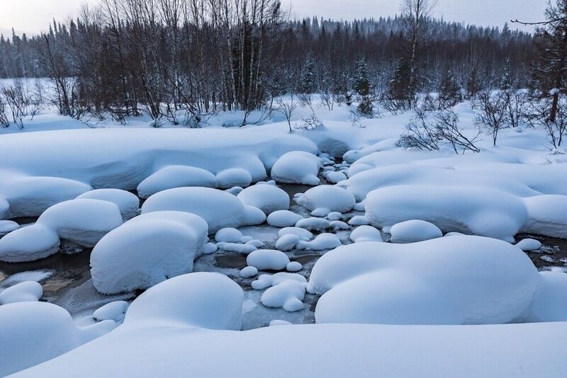 ручей, зима, снег, камни, шапки, вода Шубы, шапки, рукавицы фото превью