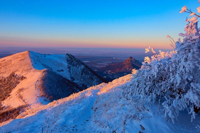 Про сиреневый вечер у вершины горы фото превью