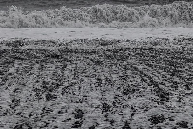 seascape, blackandwhite, monochrome, fineartphotography, abstractlandscape, minimalism, conceptualphotography, naturepatterns, rhythm, impermanence, time, erosion, shoreline, ocean, artphotography Painting the sand фото превью