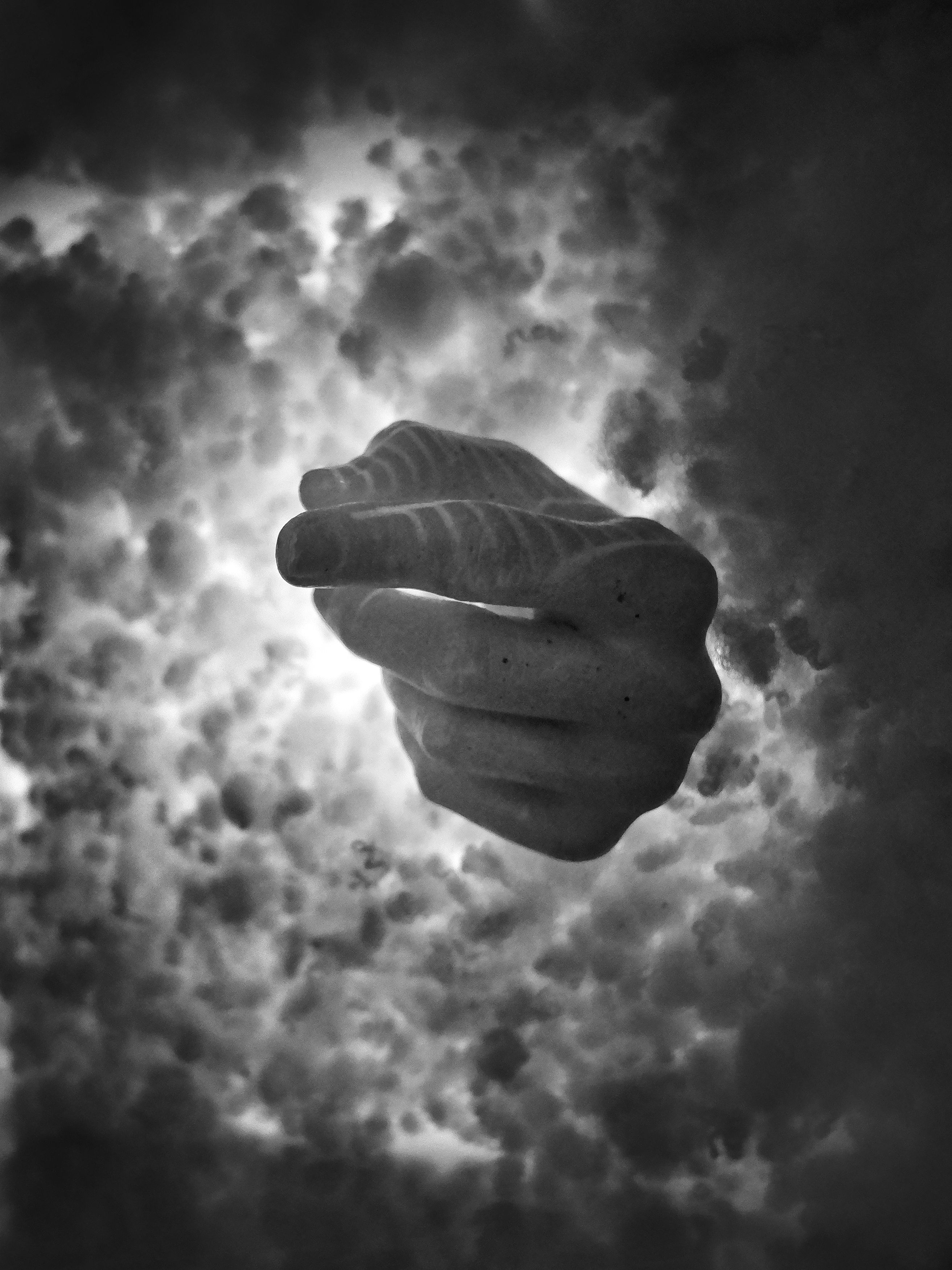 Рука, свет, тьма Дотянуться фото превью