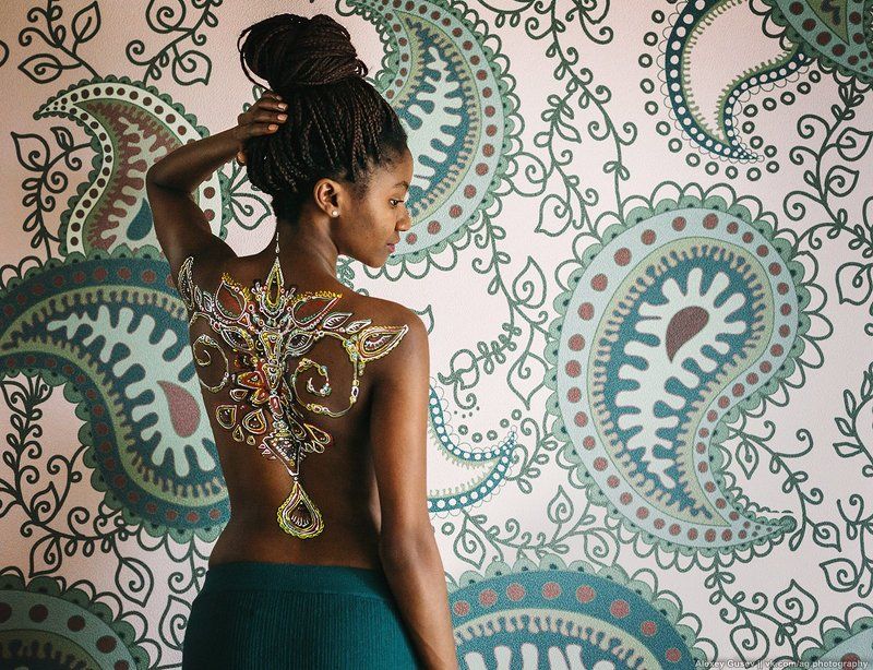 girl,bodyart,model,paisley,wall,black,afro,beauty Paisley фото превью