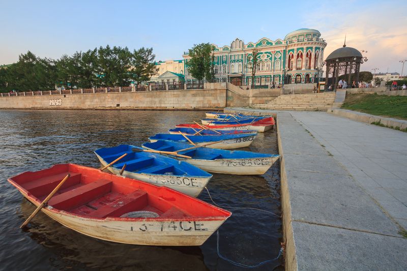 Дом Севастьянова, Екатеринбург, лодки, урал, пруд, вода, озеро, река, исеть, плотинка, город, архитектура Паркинг у Дома Севастьянова фото превью