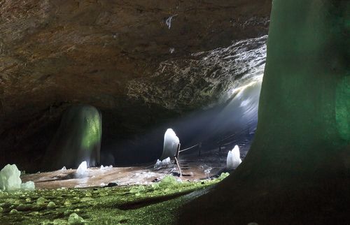 Свет в подземном царстве