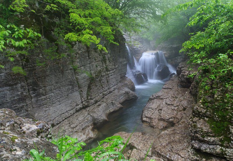 Грузия, ручей, дымка Горный ручей в Грузии фото превью
