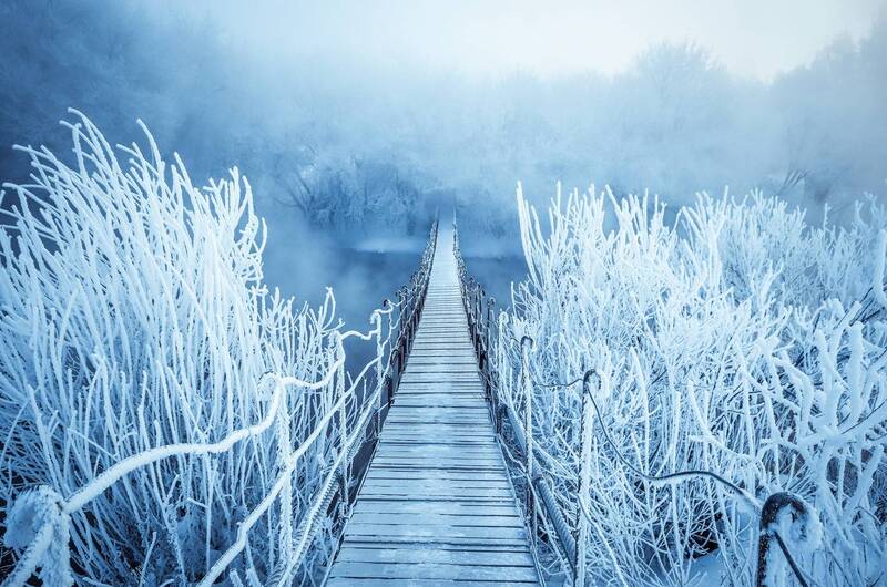 Пешеходный деревянный мостик через реку Миасс фото превью