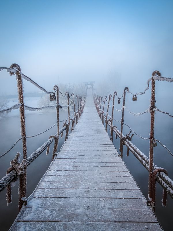 река, мост, подвесной мост, деревянный мост, зима Подвесной мостик в тумане фото превью