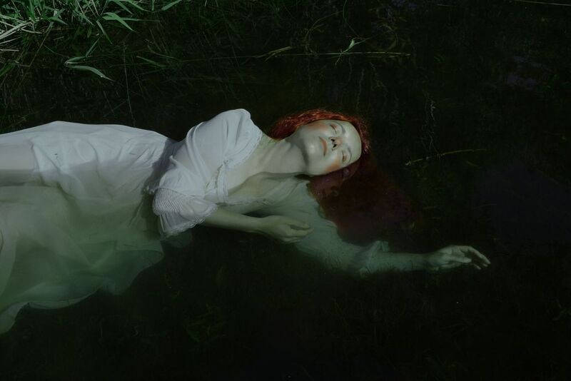 вода, девушка в воде рыжие волосы Fine art белое платье сон Ундина фото превью