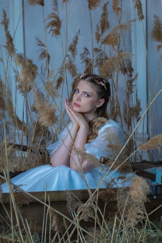 Постановка, студия, невеста, венчальное платье, красивая девушка, белое платье Юлия. Венчальный образ фото превью