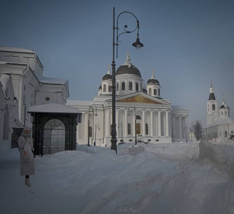храмы сугробы человек фонарь Снежною зимой фото превью