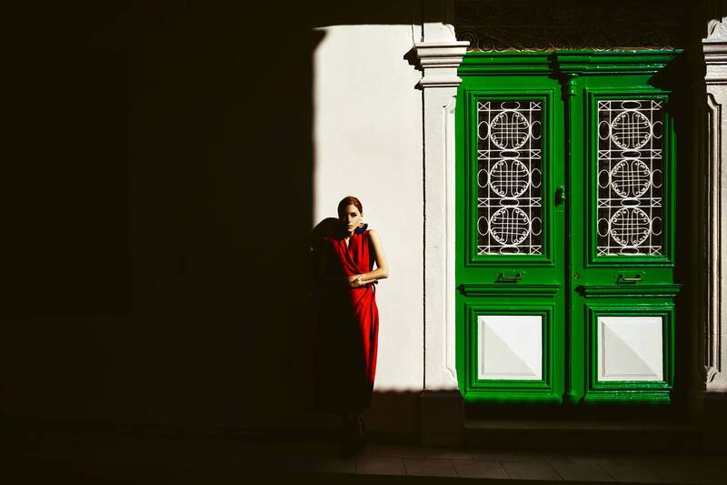 woman, portrait, fashion, beauty, outdoors When light chooses sides фото превью